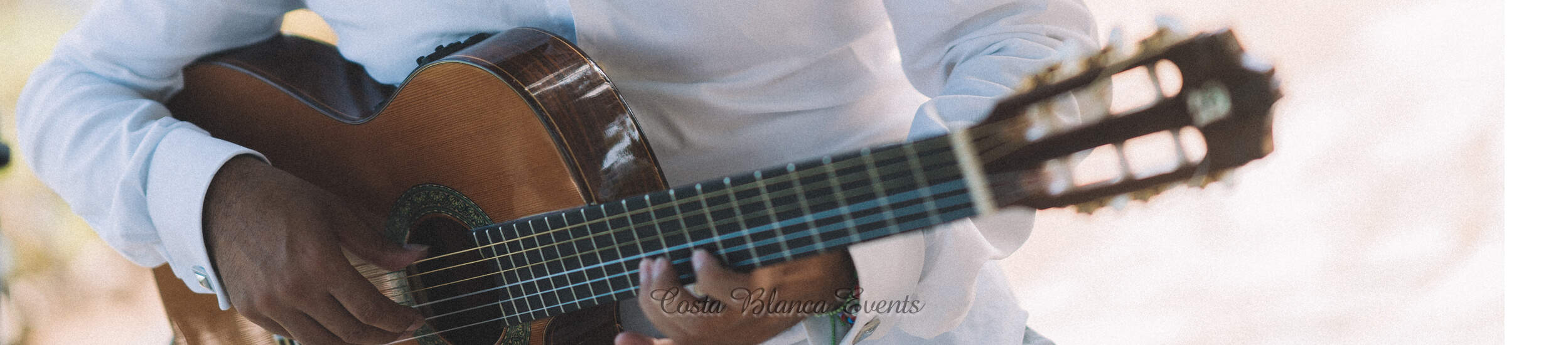 Als Musik für das Hochzeitsessen empfehlen wir wärmstens unseren Gitarristen!